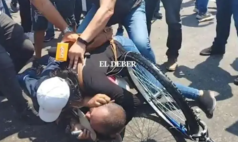 Periodistas repudian “extrema violencia” de grupos de choque del MAS contra reporteros en Santa Cruz